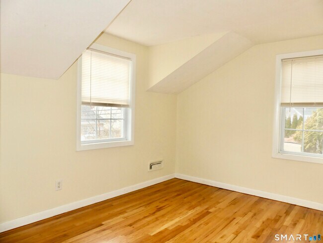 Building Photo - 12 W Rocks Rd