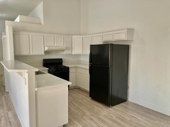 Building Photo - 2110 Los Feliz St