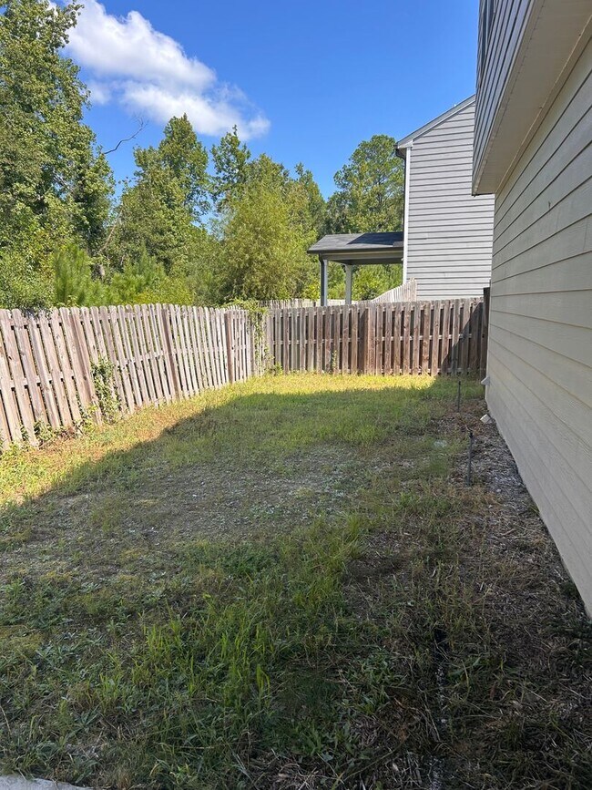 Building Photo - 204 Pebble Ln