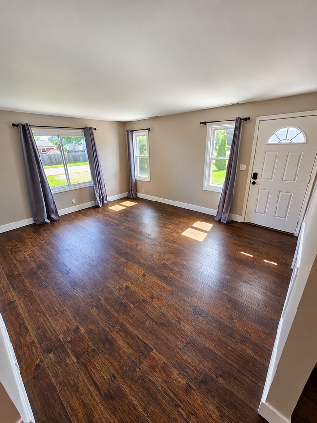 Building Photo - 3-Bedroom Shelby Twp Home on Spacious Lot with Large 2 Car Garage. Laminate Flooring on Main Floo...