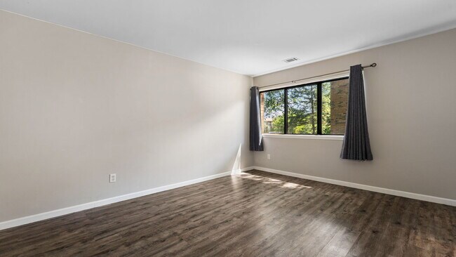 Building Photo - 1225 S Maple Rd