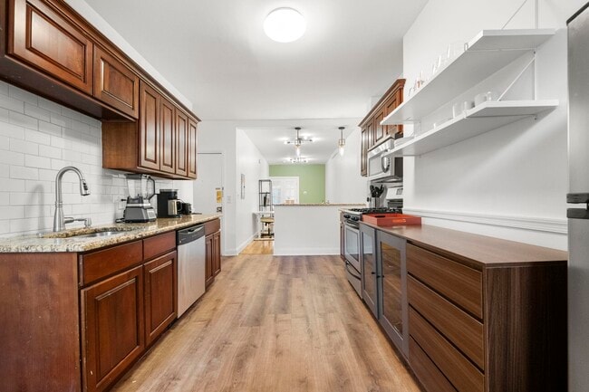 Building Photo - 208 7th St