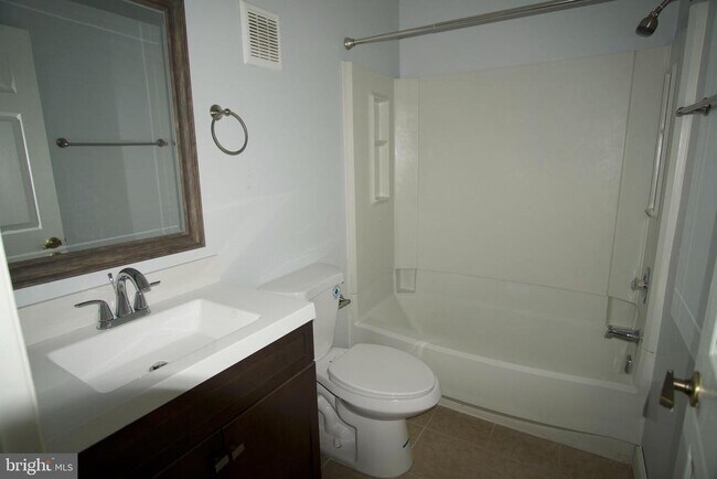 Building Photo - 206 Hickory Ct