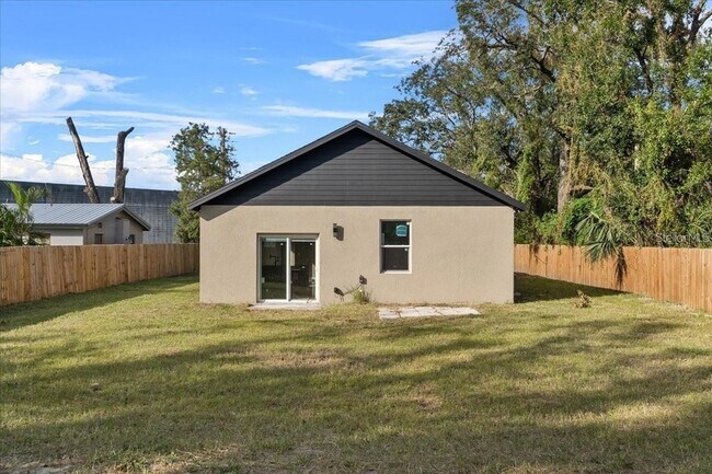 Building Photo - 724 W Crescent Dr