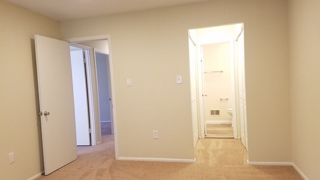 Building Photo - Renovated townhouse in established Frederi...