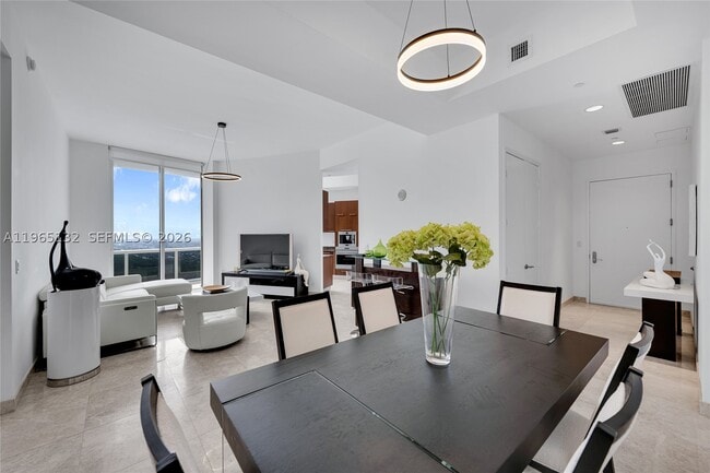 Building Photo - 16001 Collins Ave