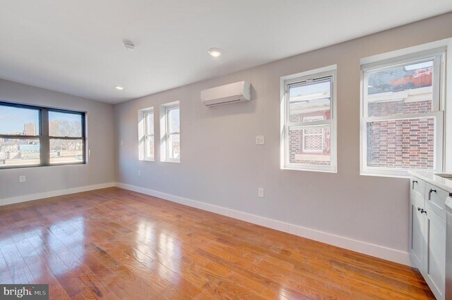 Building Photo - 4508 Walnut St