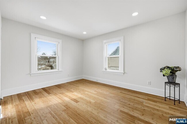 Building Photo - 136 7th Ave