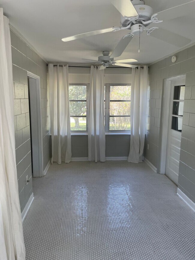 Building Photo - Near Downtown Mount Dora - adorable 2.2