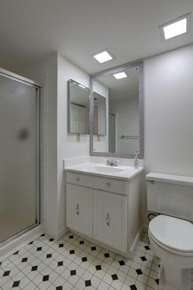 Building Photo - Spacious 4 Bedroom/3ba Bath Bellevue Home Available Now!