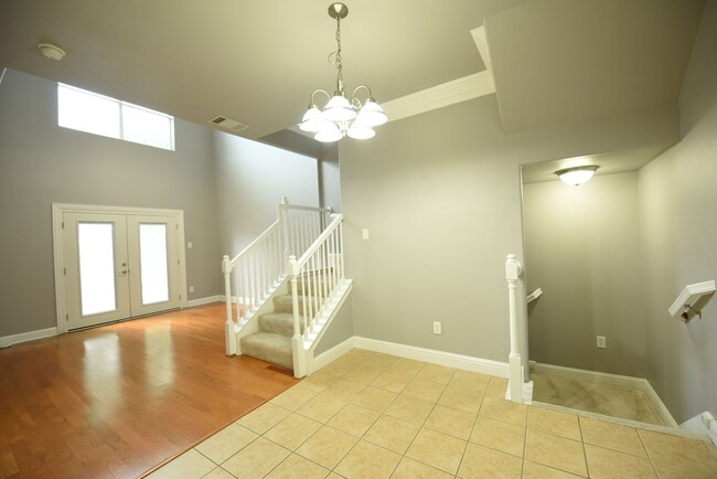 Building Photo - Two story townhome with rooftop patio!