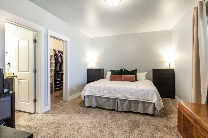 Building Photo - 1881 N Crest Rd