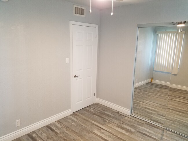 Building Photo - 10203 S Wilton Pl