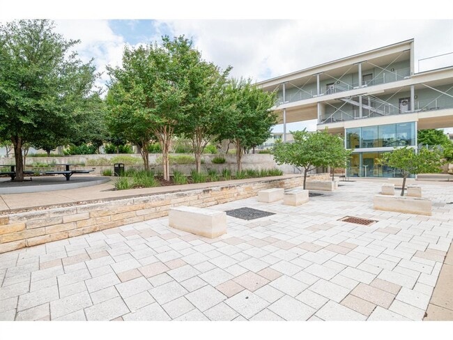 Building Photo - 604 N Bluff Dr
