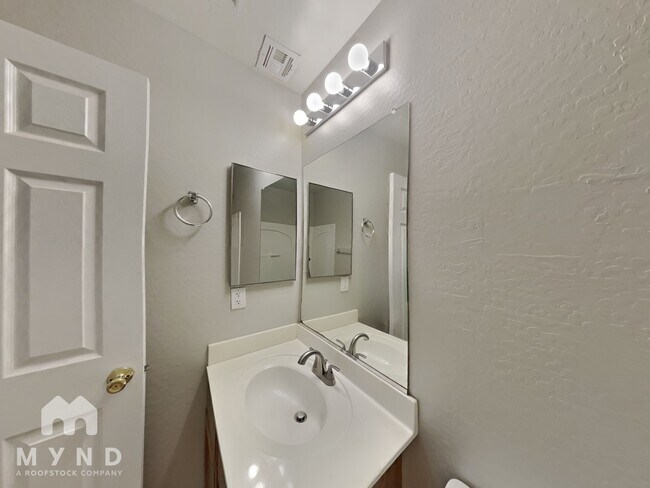 Building Photo - 1424 W Central Ave