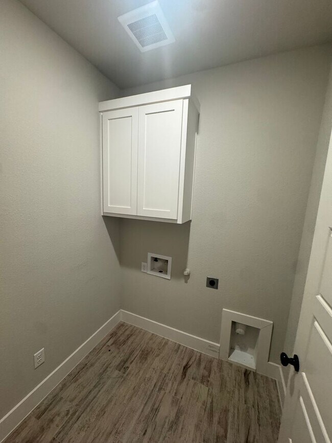 Building Photo - 3/2/2 - FIREPLACE - MUDROOM - GODLEY ISD