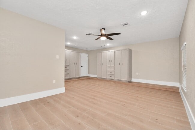 Building Photo - 10550 Emnora Ln