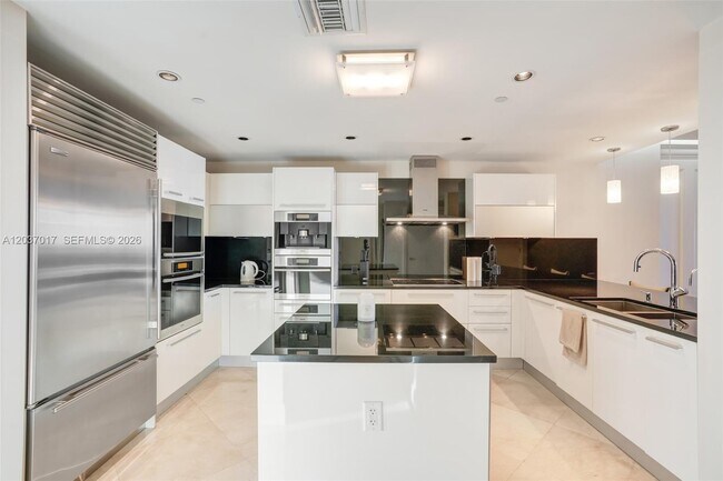Building Photo - 17121 Collins Ave