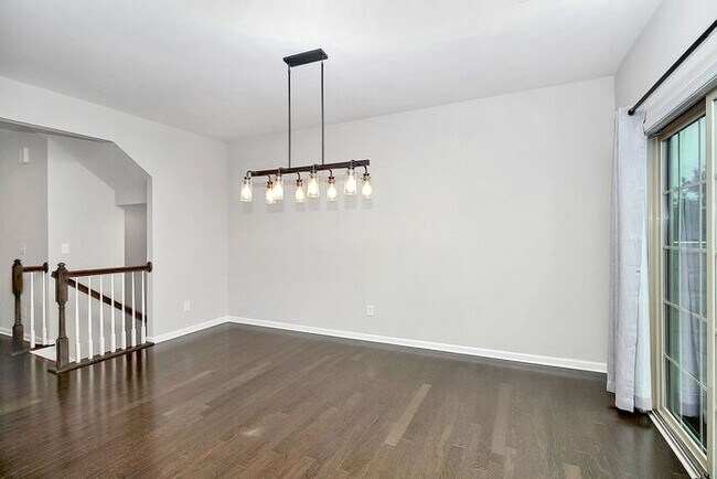 Building Photo - Stunning 3 Story 3BD/2+2HalfBA Townhome in...