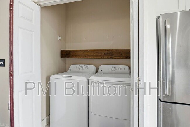 Building Photo - 355 Dante Cir