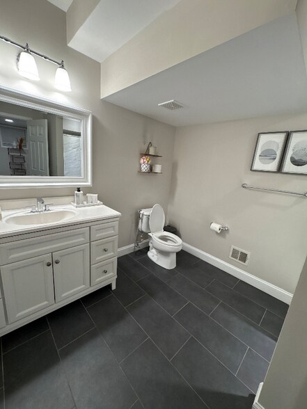 Building Photo - 16821 Falconhurst Dr