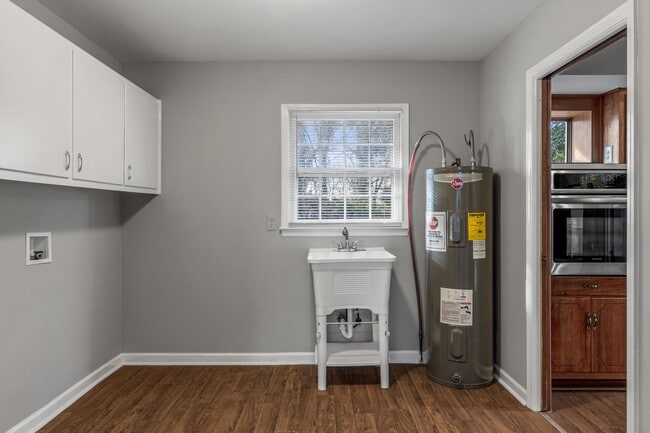 Building Photo - Large Brick Ranch, New Wood Like Flooring Throughout, Just Painted, LR, Den, Sun Room, Carport!