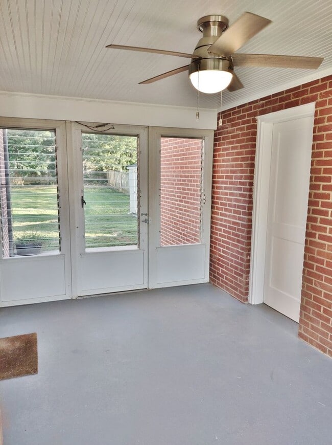 Building Photo - 4 Bed / 2 Bath Single Family Home