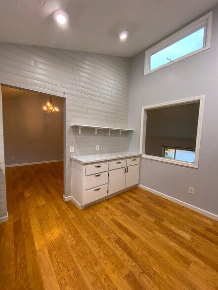 Building Photo - 925 Manzanal St NE