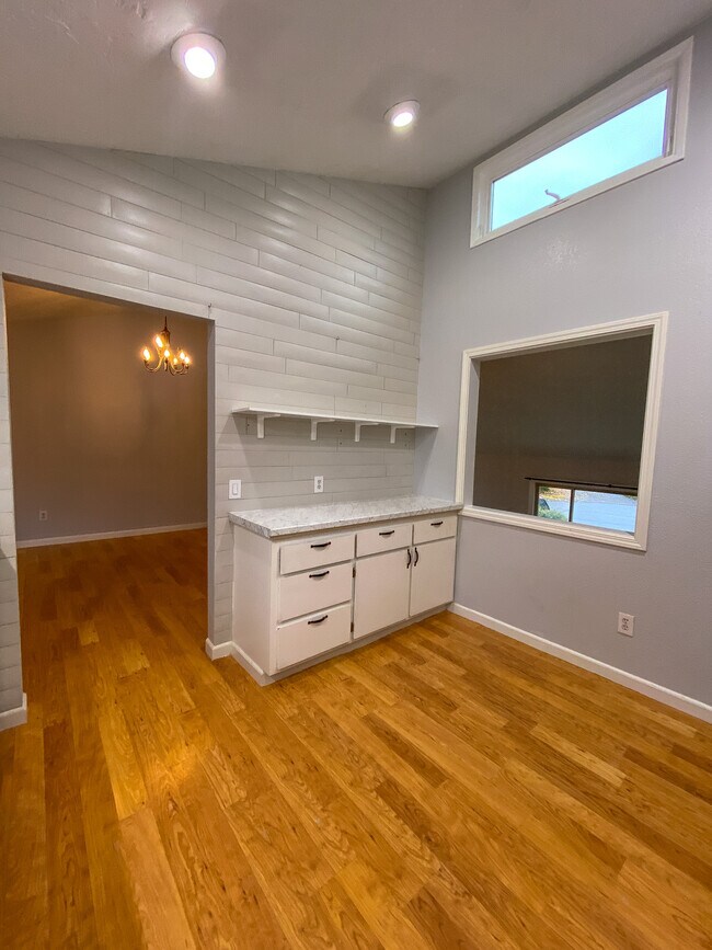 Building Photo - 925 Manzanal St NE