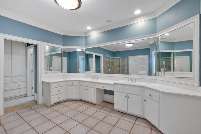 Building Photo - Spacious 7BR House in Powder Springs
