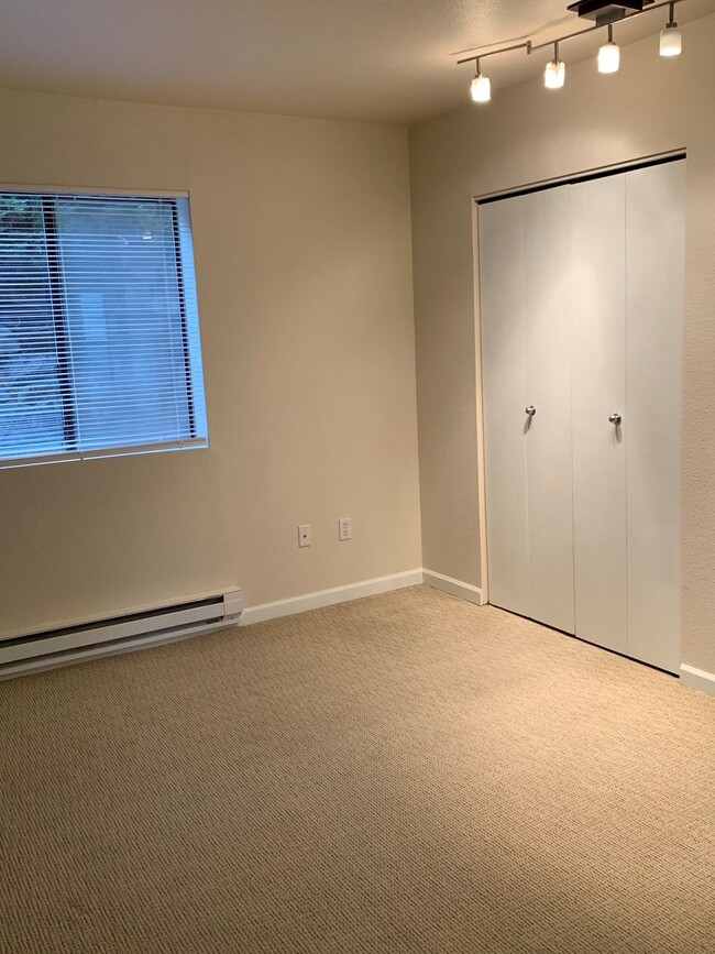 Building Photo - Spacious 1 Bedroom Near Kirkland Waterfront!
