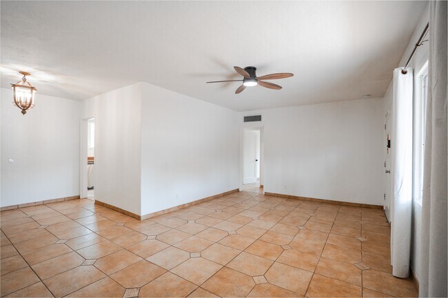 Building Photo - 1410 W Clarendon Ave
