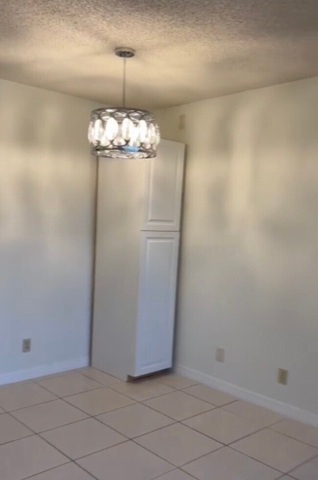 Building Photo - 1562 SE Royal Green Cir