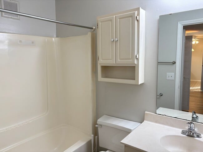 Building Photo - 1 Bedroom, 1 Bathroom Condo in High Point!