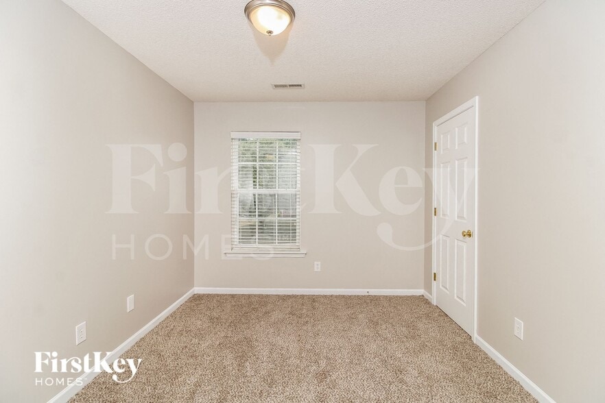 Building Photo - 6161 Glen Way Dr