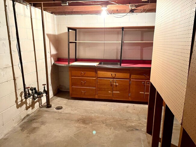 Building Photo - Gorgeous Shoreview House 3BR 1 Bath  Available Early May!