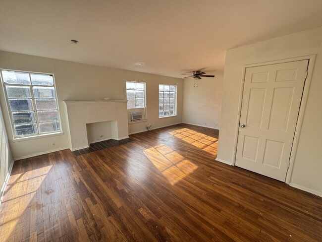 Building Photo - 944 W Huisache Ave