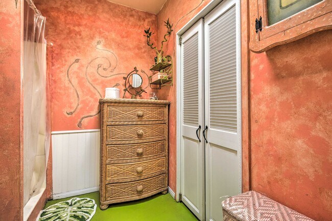 Building Photo - 2434 Cloverfield Blvd