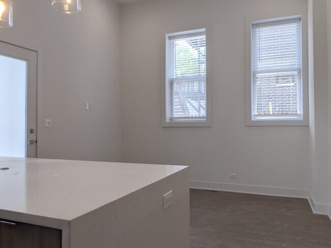 Building Photo - 2120 W Belmont Ave