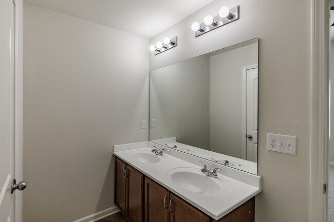 Building Photo - Spacious 3-Bed, 2.5-Bath Home in Lantern Walk