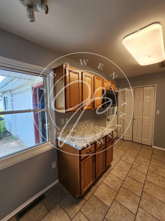 Building Photo - Charming 3-Bedroom Home in Toledo walking ...