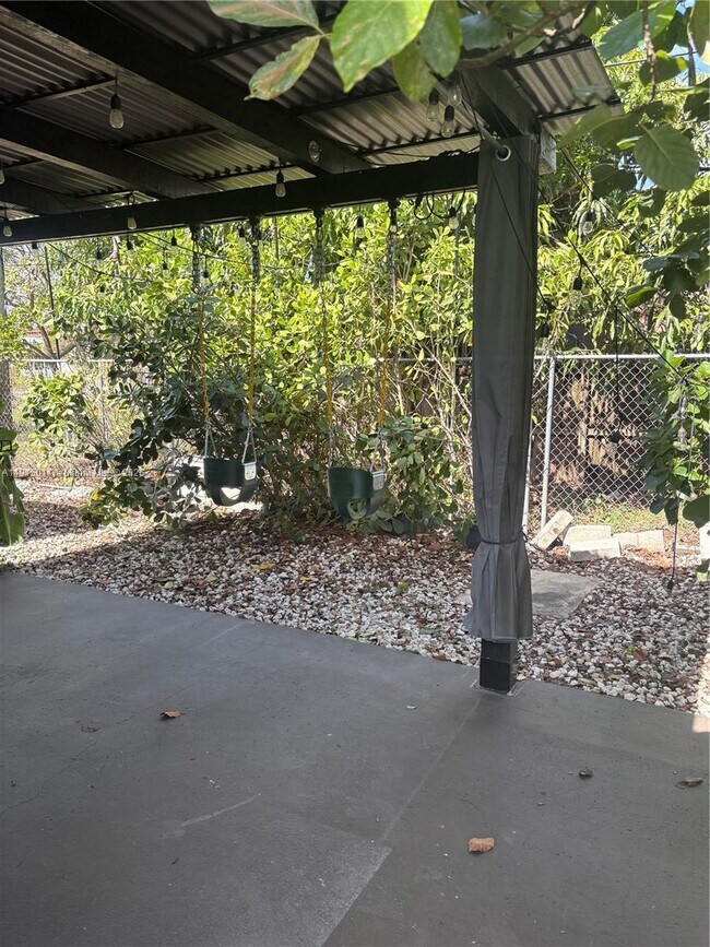 Building Photo - 819 E 26th St