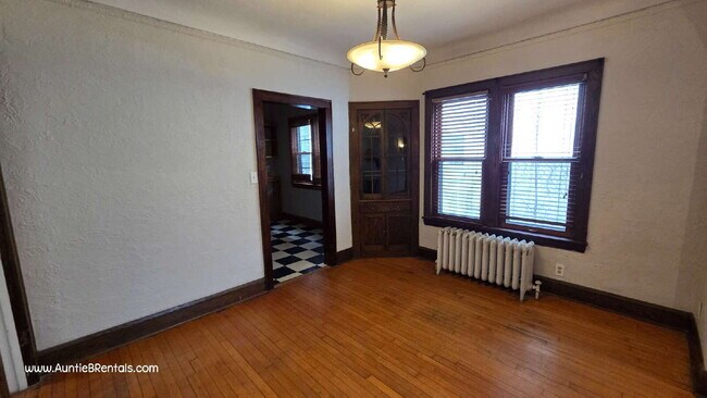 Building Photo - 2 bedroom 1 bath main level with office and porch.