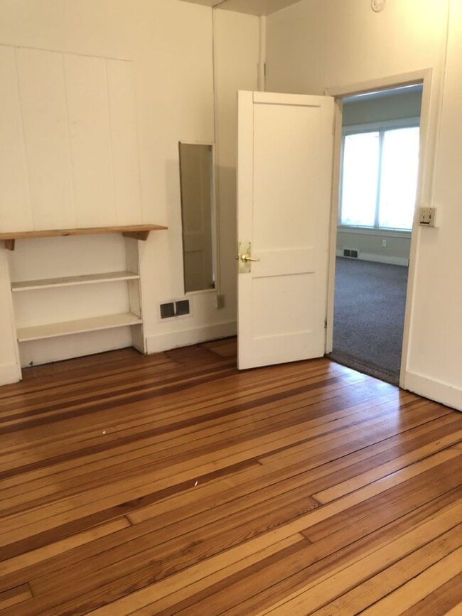 Building Photo - 619 Bowery St