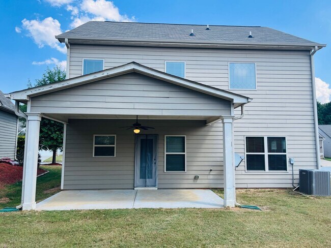 Building Photo - Wow! Check out this charming 3 bedroom 2.5 bathroom home in Newnan!