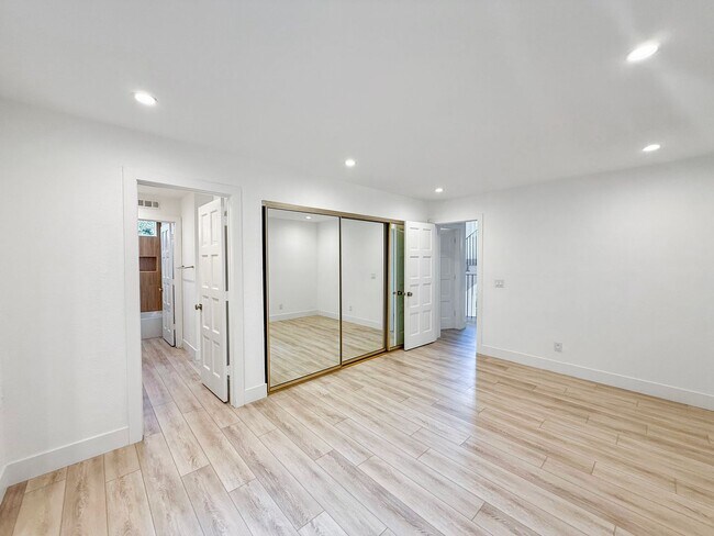 Building Photo - Stunning 4B/3BA House in Gated Community in Carlsbad!