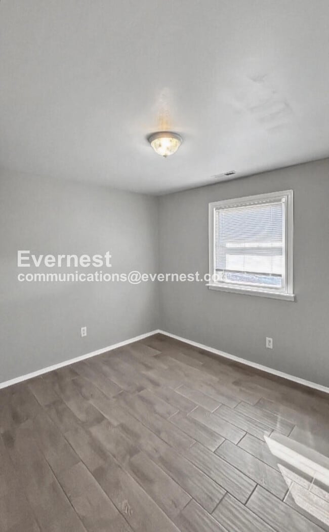 Building Photo - Townhome with Modern Amenities and Off-Street Parking