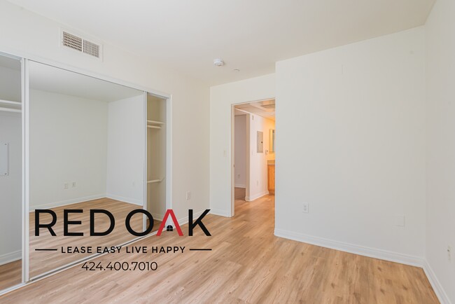 Building Photo - Bright and Spacious One Bedroom with Hardw...