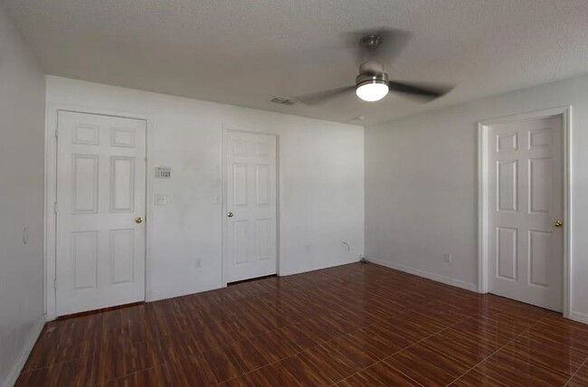 Building Photo - Beautiful 3 Bed and 2 Bath POOL HOME in Ki...