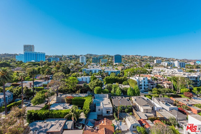 Building Photo - 838 N Doheny Dr
